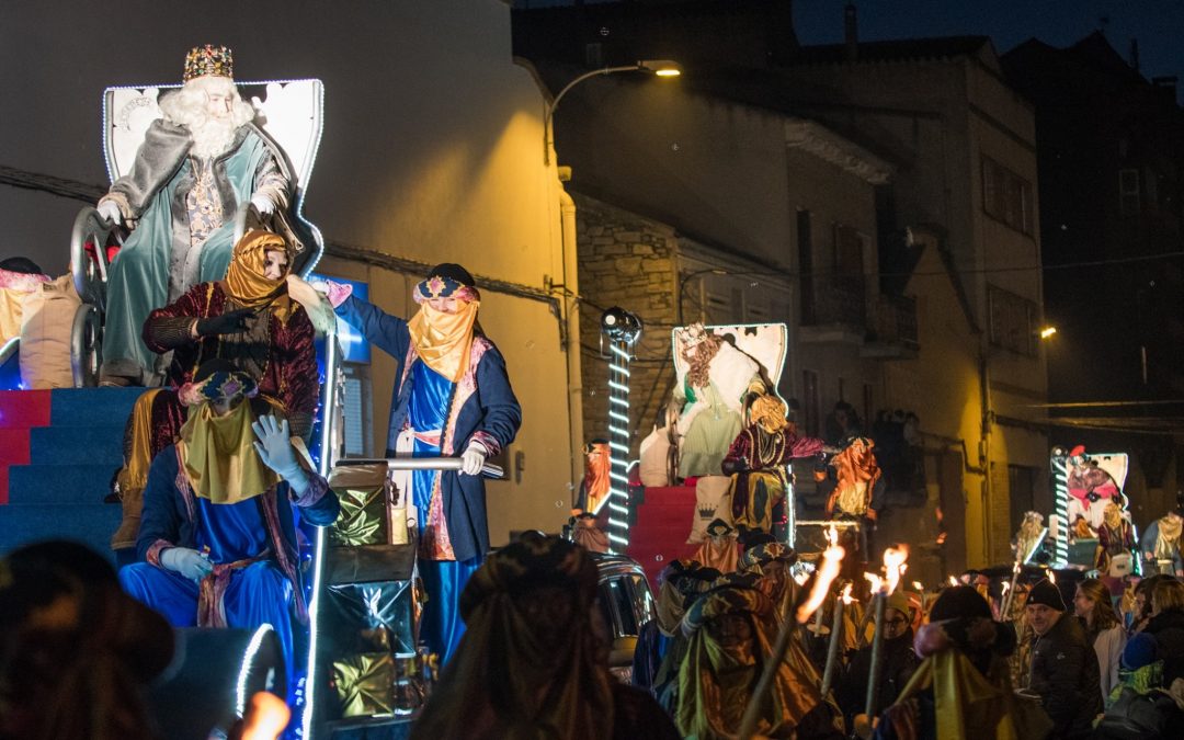 dimanche 5 janvier, a les 18 heures, les Trois Rois arrivent à Cervera, qui fera sa route habituelle à travers la ville, Avenue du Millénaire·lenari de Catalonia Plaza Mayor.