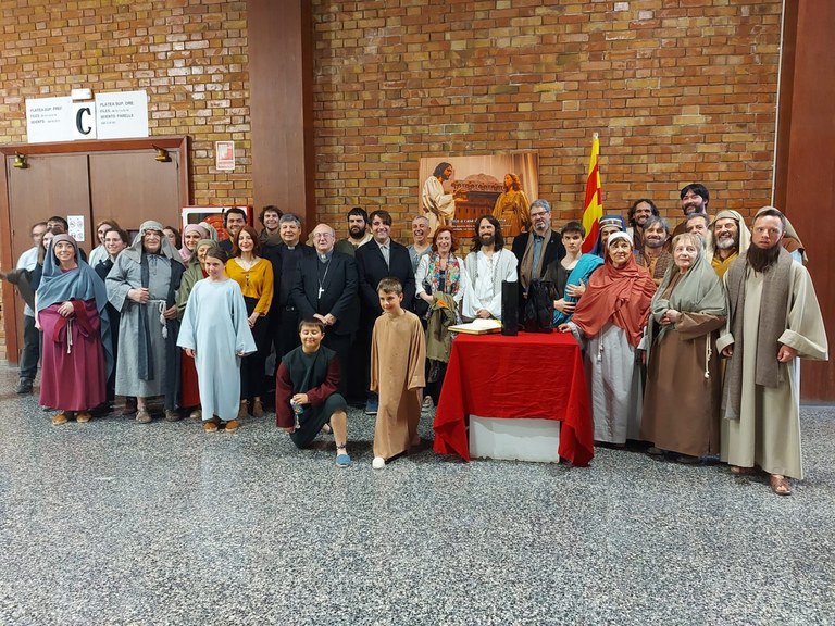 El obispo de Solsona y la directora general de Cultura Popular asisten a la Pasión de Cervera